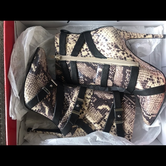 GUESS Booties - Picture 4 of 4